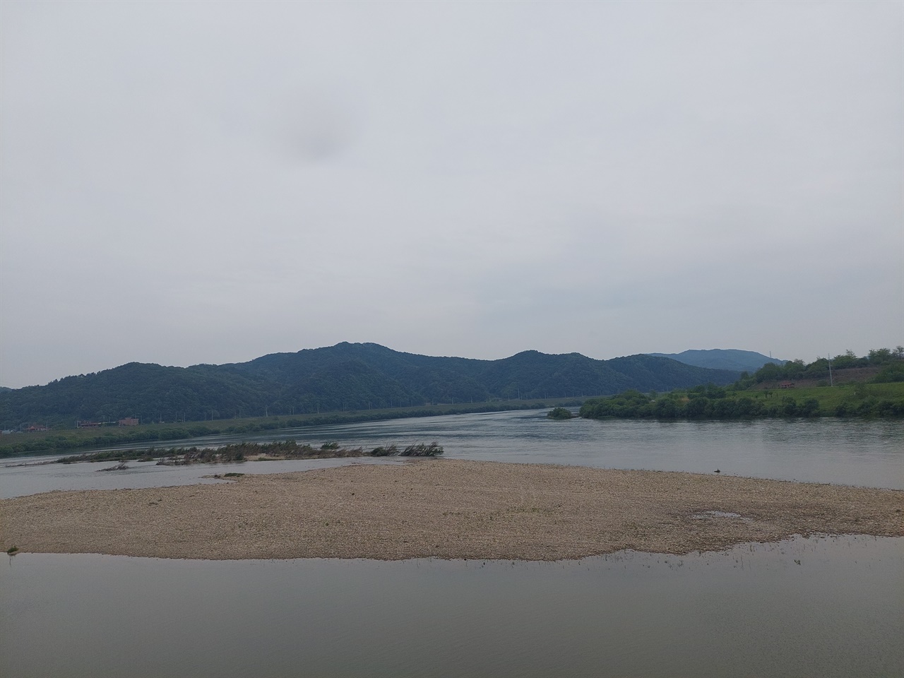 사진 왼쪽은 횡성 태기산에서 발원한 섬강, 위쪽은 태백산 검룡소에서 발원해서 영월, 충주를 거처 흘러온 남한강, 두 강이 합류해서 오른쪽으로 흘러가는데 이 강을 여강이라고 한다. 