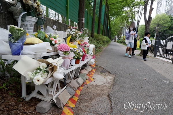 2023년 5월 19일, 어린이보호구역(스쿨존) 음주운전 사고로 목숨을 잃은 고 배승아 학생의 사고현장에 시민들이 고인의 명복을 빌며 놓고 간 꽃과 편지 등이 놓여 있다.