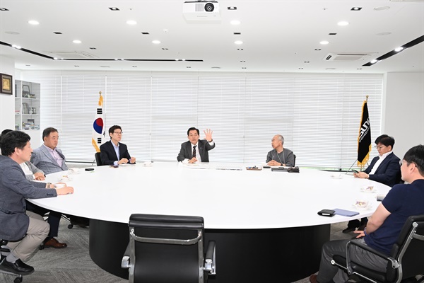 이재준 수원특례시장이 18일 김경래 아주대 부총장과 함께 반도체 장비·소재 기업인 주성엔지니어링의 R&D센터를 방문해 산·학·관 협력 방안을 논의했다.