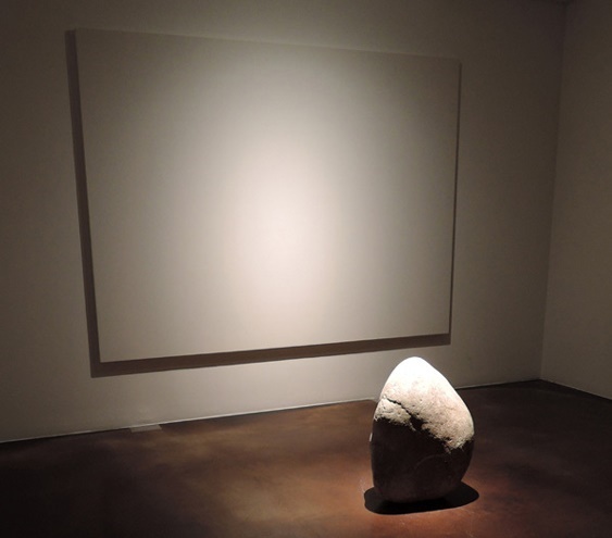 이우환 I '관계항-씸(Relatum-Seem)' 자연석(218×291cm), 흰 캔버스(77×60×38cm) 2009. 이 작품은 선사 시대나 고인돌 시대를 연상시킨다. 레비-스트로스는 오히려 그때가 지금 못지않게 문명적이라고 본다.