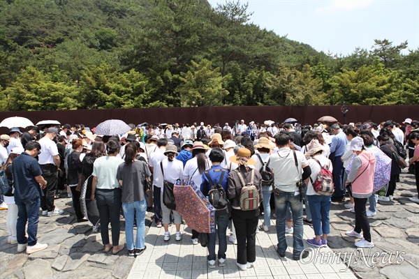 (사)개혁국민운동본부 회원들이 고 노무현 전 대통령 추도식을 앞둔 20일 봉하마을 묘역을 찾아 참배했다.