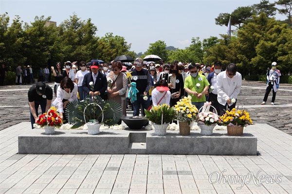 (사)개혁국민운동본부 회원들이 고 노무현 전 대통령 추도식을 앞둔 20일 봉하마을 묘역을 찾아 참배했다.