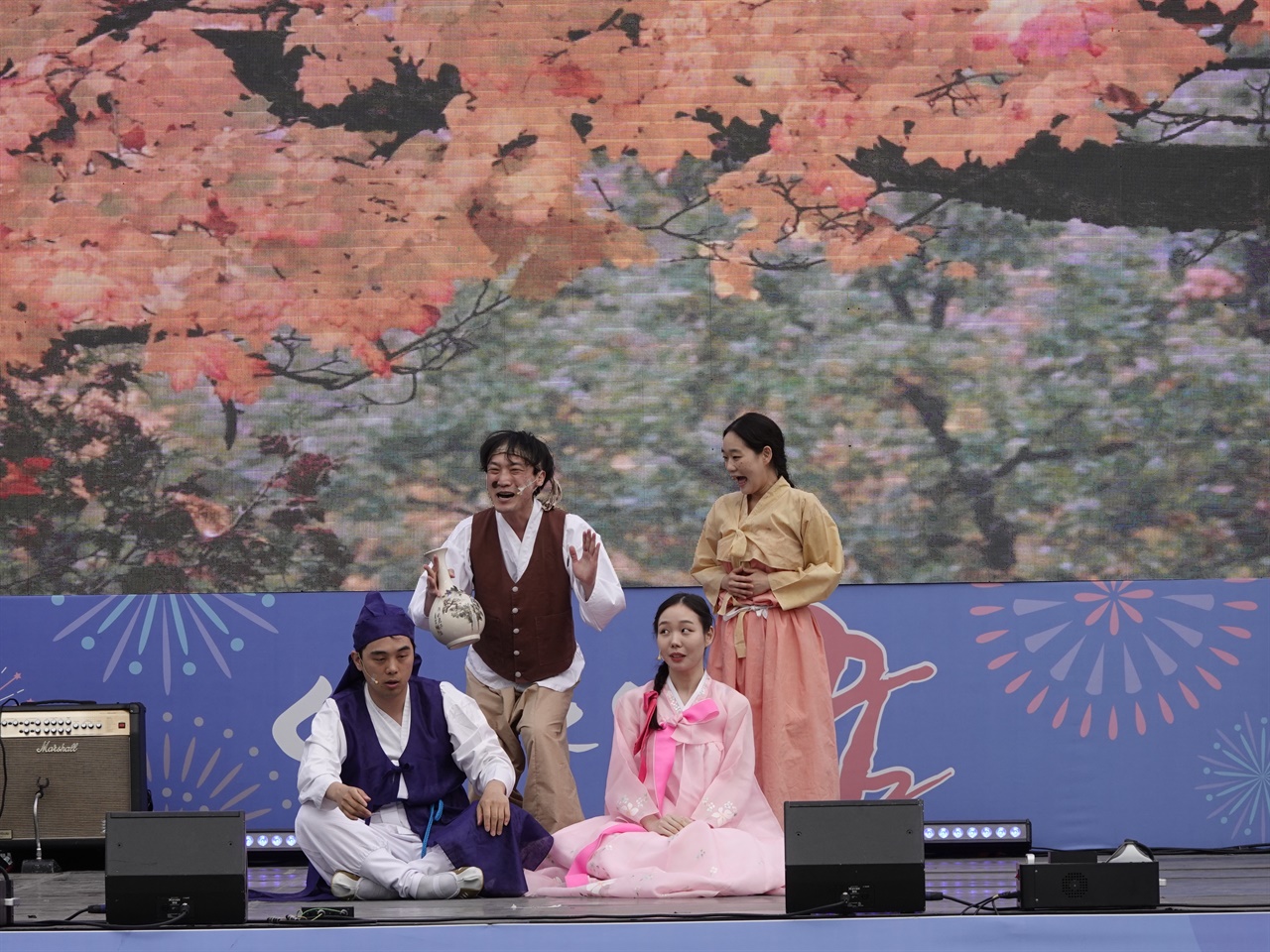 21일 일요일, 마당극 "뉴 춘향전"이 공연되고 있다.   
