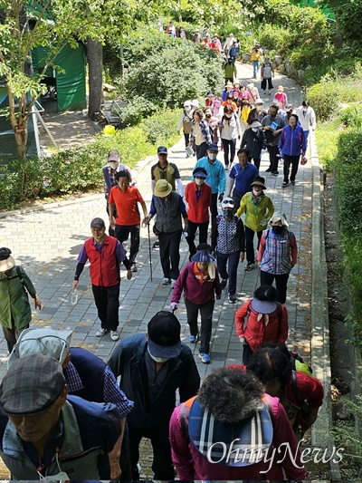  대구 북구걷기협회가 주관한 '침산공원 둘레길 걷기대회'가 지난 20일 열려 1000여 명이 넘는 시민이 참여했다. 