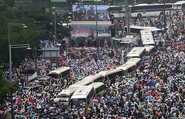 지난 8월 15일 오후 서울 종로구 동화면세점 앞에서 열린 정부 및 여당 규탄 관련 집회에서 사랑제일교회 전광훈 목사가 발언하고 있다.
