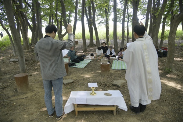 사제들이 축복기도를 올리고 있다 