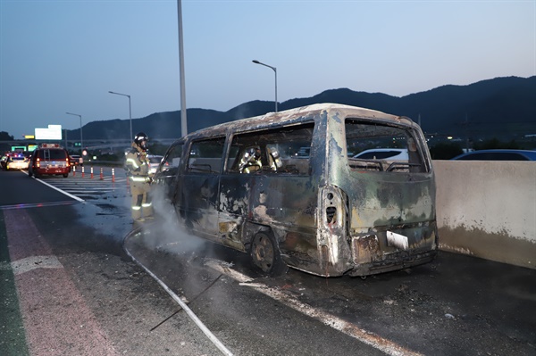 김해시 대동면 소재 중앙고속도로 승합차량 화재.