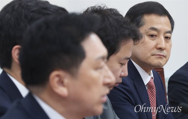 박대출 국민의힘 정책위의장(오른쪽)이 22일 서울 여의도 국회에서 열린 최고위원회의에서 김기현 대표의 발언을 지켜보고 있다.