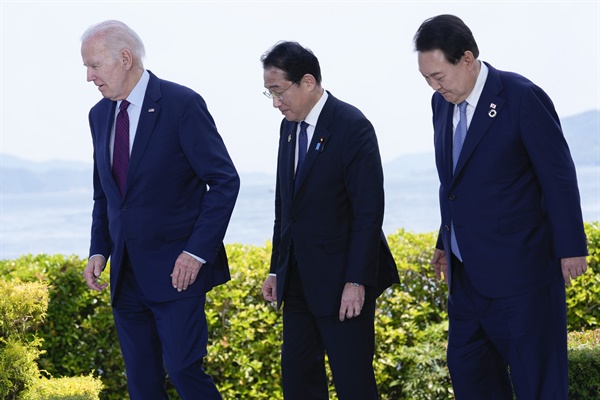 일본 히로시마에서 사흘간 열린 G7 정상회의의 마지막날인 5월 21일 한미일 3국 정상회담에 앞서, 조 바이든 미국 대통령(사진 맨 왼쪽), 기시다 후미오 일본 총리(가운데), 윤석열 대한민국 대통령(오른쪽)이 이동하고 있다.
