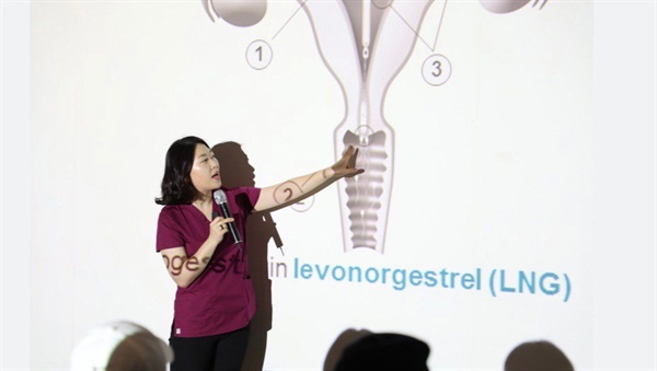 월경박람회에서 자궁 내 피임장치에 대해 설명하는 모습.