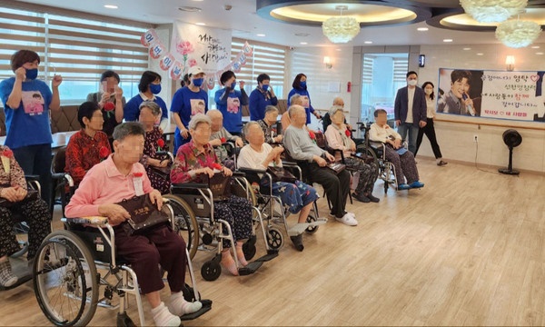 영탁 팬클럽이 일산서구 탄현동 해바라기요양원에 방문해 나눔과 봉사를 가졌다.