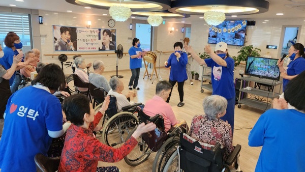 영탁 팬클럽이 일산서구 탄현동 해바라기요양원에 방문해 나눔과 봉사를 가졌다.