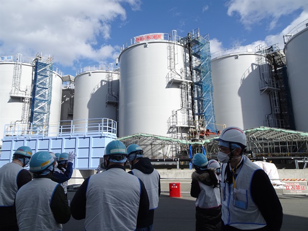 도쿄전력 관계자들이 지난 2월 후쿠시마 제1원자력발전소에서 외신 기자들에게 오염수 저장탱크를 설명하고 있다. 2023.2.6