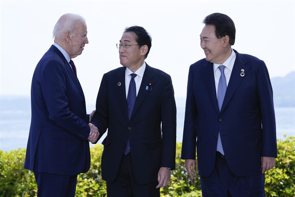 지난 5월 21일 G7 정상회의 참관국 자격으로 일본을 방문 중인 윤석열 대통령이 한미일 정상회담에 앞서 조 바이든 미국 대통령, 기시다 후미오 일본 총리와 함께하고 있다. 