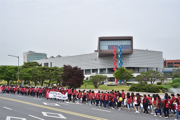 파업에 나선 KAIST에서 시설지원직 노동자들이 학내 행진을 진행중이다.