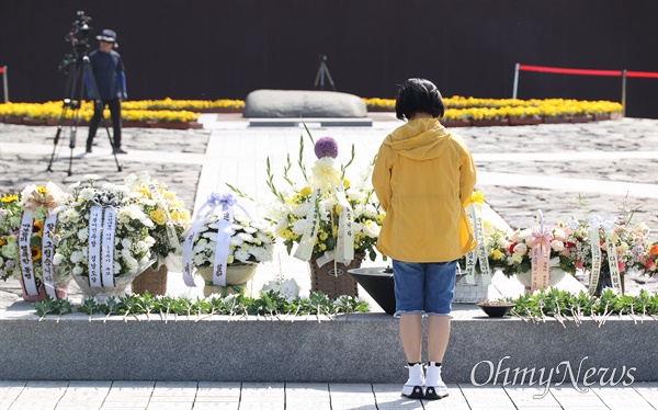 노무현 대통령 서거 14주기를 맞아 23일 경남 김해 진영읍 봉하마을에 추모객들의 발걸음이 이어지고 있다.