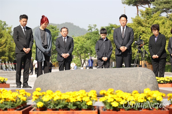 고 노무현 전 대통령 14주기인 23일 경남 김해 봉하마을에서 노 전 대통령의 아들인 노건호씨가 묘역을 참배하고 있다. 
