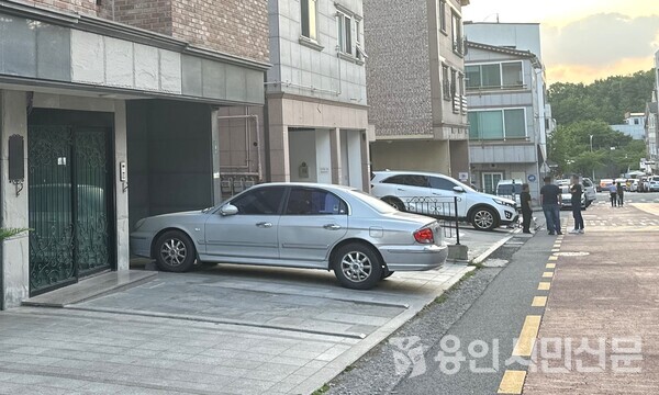 지난 7일 기흥구 구갈동 공공임대주택에서 50대 장애인 남성 A씨가 숨진 지 두 달여 만에 발견됐다. A씨의 자택 앞에는 A씨의 차량이 주차돼 있다.