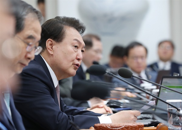 윤석열 대통령이 23일 서울 용산 대통령실 청사에서 열린 국무회의에서 발언하고 있다. 