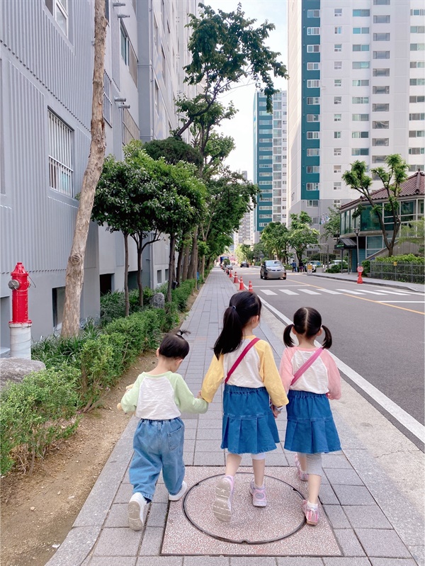 너희들의 의견을 귀 기울여 듣고 존중하는 엄마가 되길.