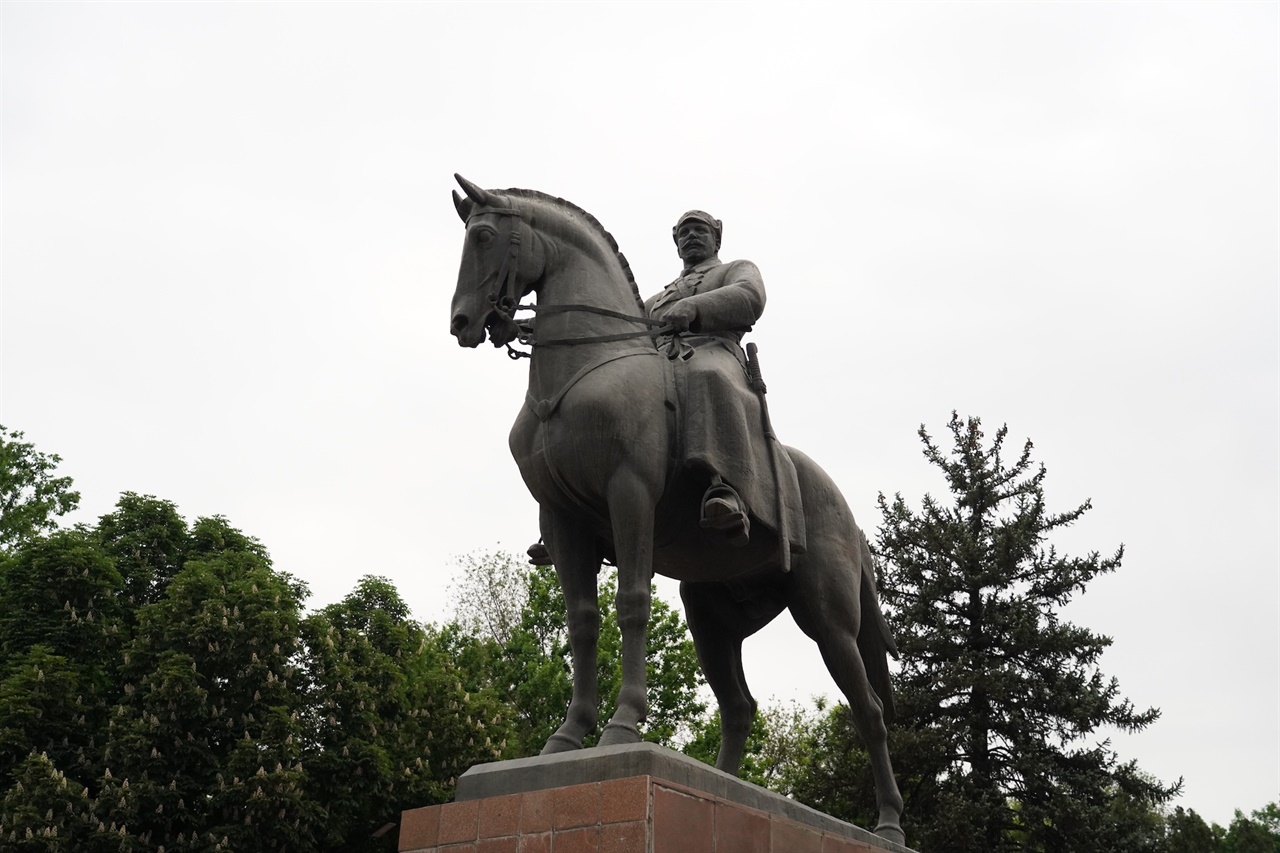 소련 국방장관 미하일 프룬제의 동상. 비슈케크는 한때 그의 이름을 따 ‘프룬제’로 불렸다.