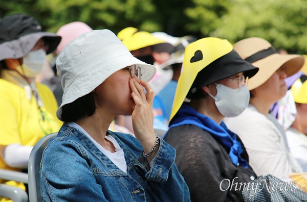 '역사는 더디다, 그러나 진보한다'라는 주제로 노무현 전 대통령 14주기 추도식이 경남 김해 봉하마을에서 열리고 있다. 노 전 대통령을 기억하는 영상에 눈물을 흘리는 시민.