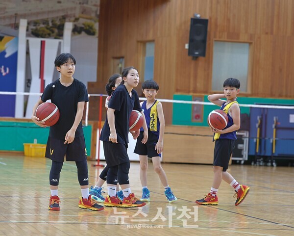  삼천포초 여자농구부 선수들이 스포츠클럽 남자농구부와 합동훈련을 하는 모습.