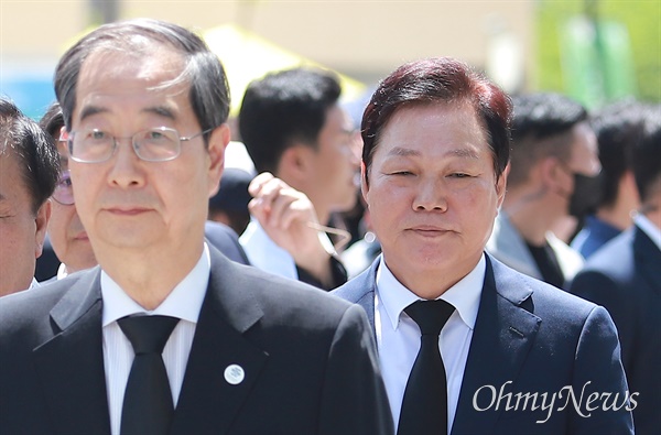  노무현 전 대통령 14주기인 23일 경남 김해 봉하마을에서 열린 추도식에 참여하고 있는 박완수 경남도지사.