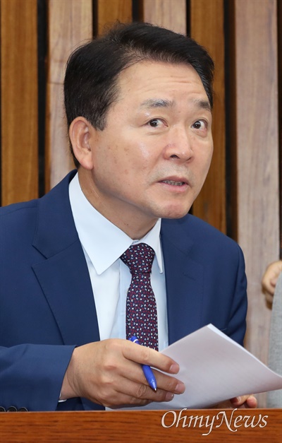 성일종 국민의힘 의원이 지난 5월 23일 서울 여의도 국회에서 열린 원내대책회의에 참석해 있다. 