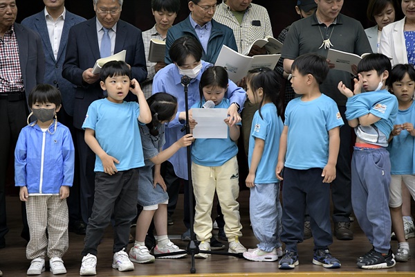 미래세대인 아이들이 한국수달네트워크 창립선언문을 낭독하고 있다. 