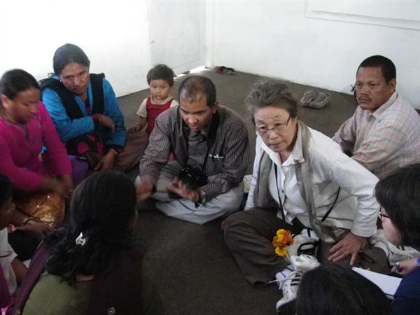 박영숙 선생님께서 2011년 네팔을 방문했을 당시 네팔 여성들과 이야기 나누는 모습