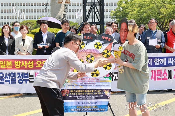  일본방사능오염수해양투기저지 경남행동은 24일 경남도청 정문 앞에서 기자회견을 열어 ”윤석열 정부는 방사성 오염수 해양투기 반대하고 국제 해양법 재판소에 제소하라“고 촉구했다.