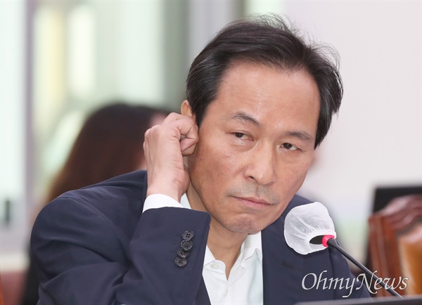 우상호 더불어민주당 의원이 24일 서울 여의도 국회에서 열린 외교통일위원회 전체회의에서 박진 외교부 장관에게 질의하고 있다.
