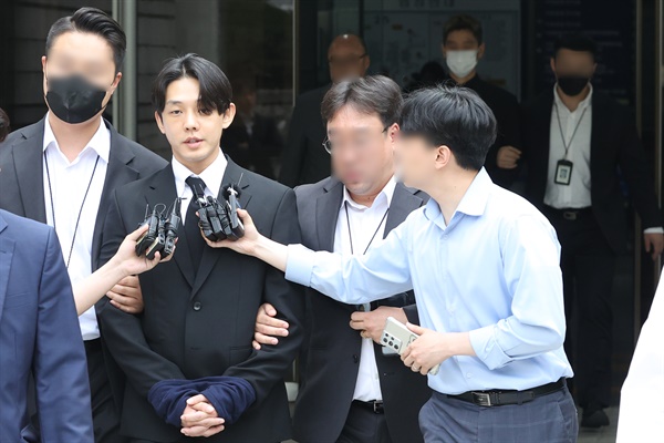  마약 투약 혐의를 받고 있는 배우 유아인과 유씨의 지인인 작가 A 씨가 24일 오후 서울중앙지방법원에서 영장실질심사를 마치고 호송차량으로 이동하고 있다. 