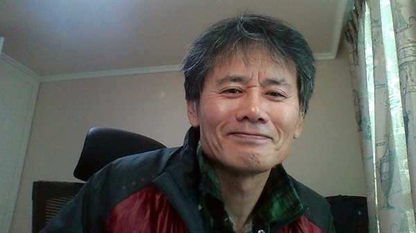 한국 근대문학의 배경이 된 공간을 찾아다닌 소설가 김남일.