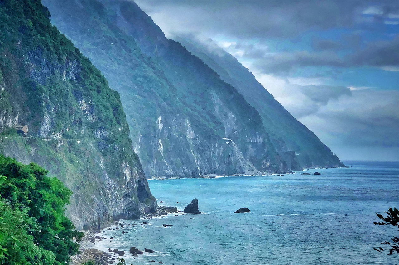  깎아지른 절벽에 놓여진 대만 동부 해안도로