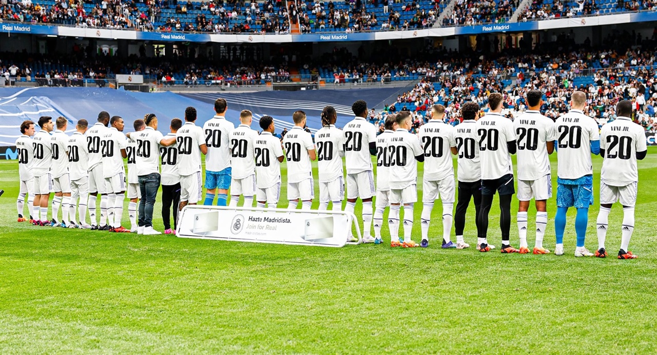  스페인 프로축구 레알 마드리드 선수단이 인종차별 피해를 당한 비니시우스 주니오르의 유니폼을 맞춰 입었다 