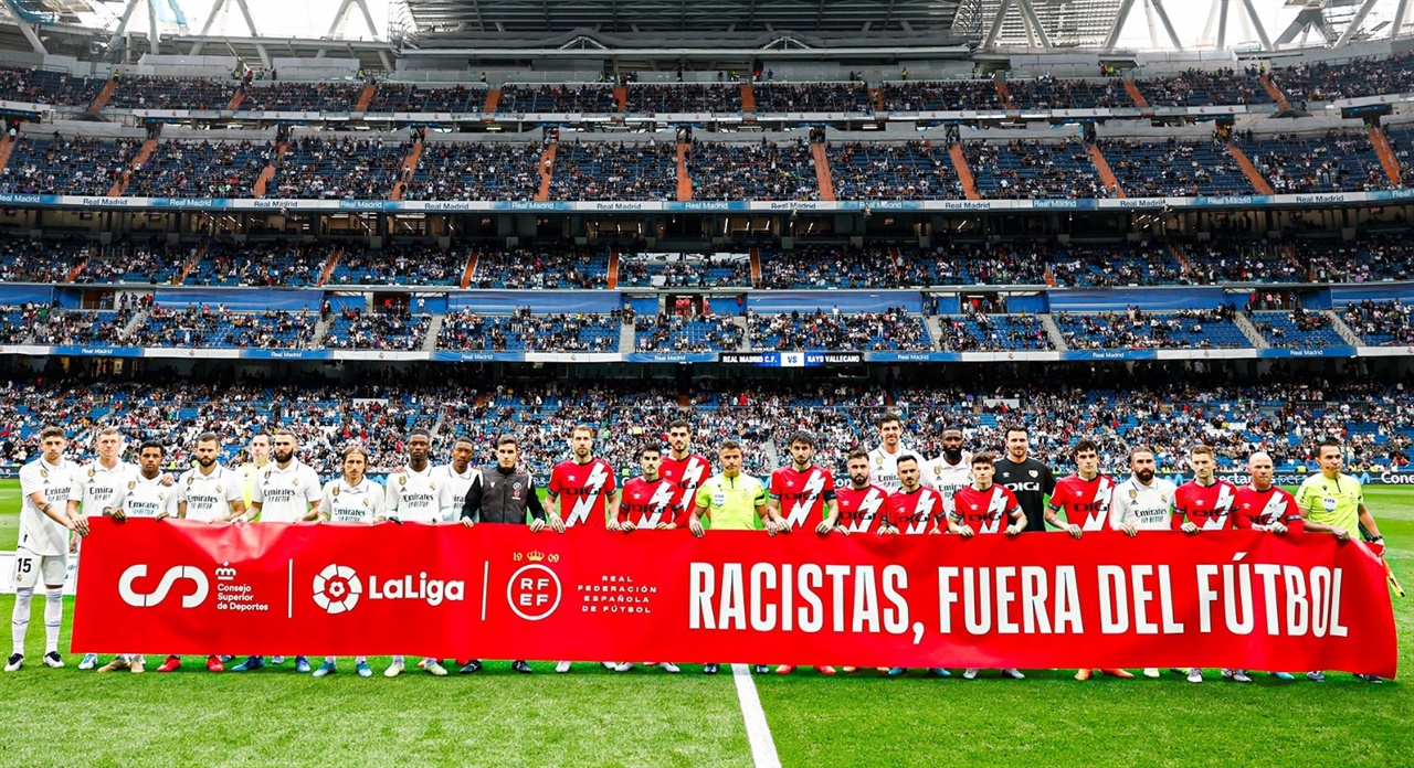  스페인 프로축구 레알 마드리드와  라요 바예카노 선수단이 인종차별 퇴출 플래카드를 들어 보이고 있다 