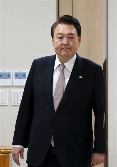 윤석열 대통령이 지난 23일 서울 용산 대통령실 청사에서 열린 국무회의에 입장하고 있다.