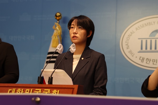 Justice Party lawmaker Jang Hye-young held a press conference on the 26th at the Communication Hall of the National Assembly on the promotion of the Act on Full Support for Women's Menstrual Products.