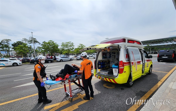 26일 오전 제주에서 대구로 향하던 아시아나항공 여객기가 착륙을 앞두고 출입문이 열리는 사고가 발생해 과호흡을 호소한 9명이 병원으로 이송됐다.
