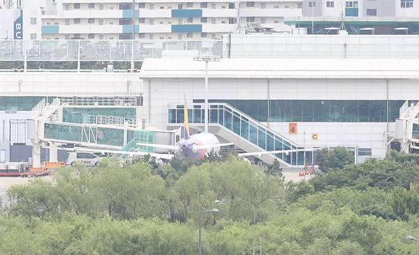 26일 오후 대구국제공항 계류장에 아시아나 비행기가 비상착륙해 있다.