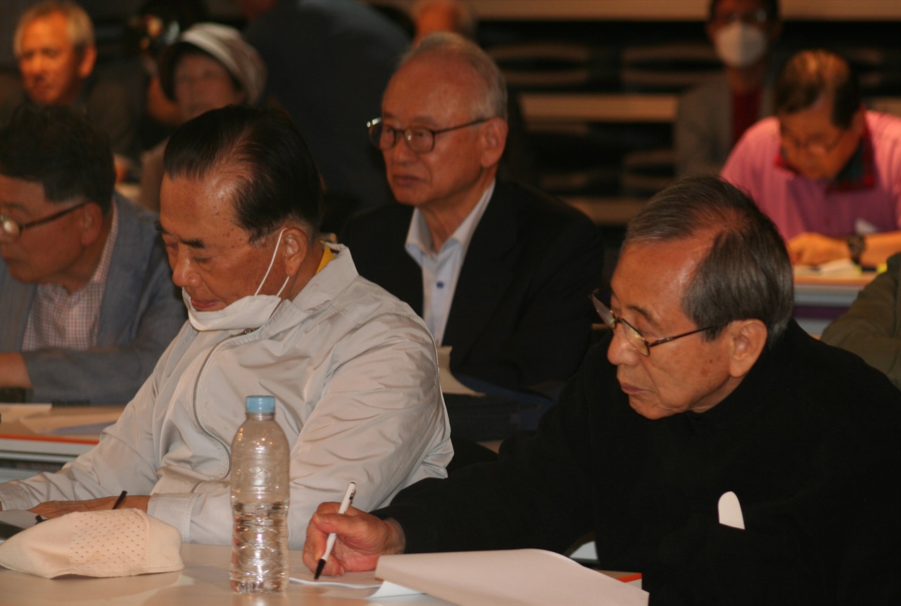 권영길 전 의원의 강연을 메모해 가며 열공하는 함세웅·안창석 신부와 참가자들의 모습이다.