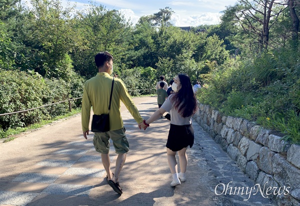 이태원 참사 희생자인 고 진세은씨가 지난해 아버지 생일을 기념하며 떠난 강릉 여행에서 아버지와 함께 손잡고 걷고 있다.