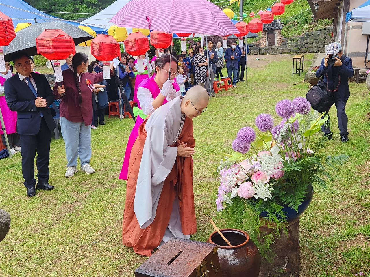 성화 홍성 고산사 주지스님이 관불의식을 진행하고 있다. 