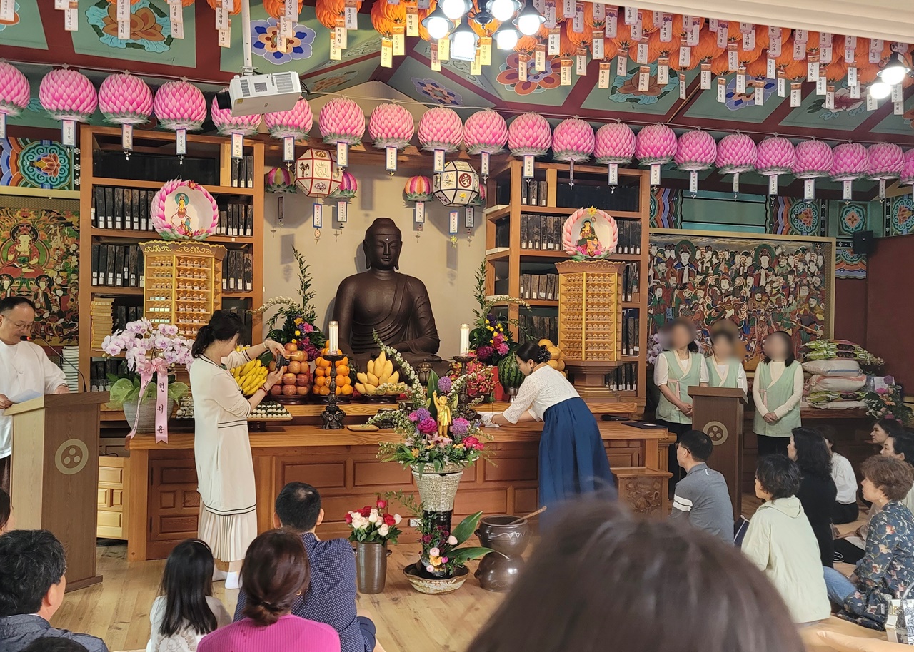 불기 2567년 부처님오신날을 맞아 27일 오전 전국에서 봉축법요식이 열린 가운데, 충남 서산 보원사에서도 봉축법요식이 봉행 됐다.