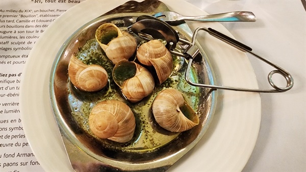 프랑스 식당에서 스타터 요리나 애피타이저로 흔하게 내는 달팽이 요리(에스카르고)