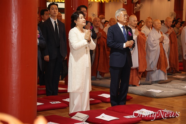 문재인 전 대통령과 부인 김정숙 여사가 27일 양산 통도사에서 열린 부처님오신날 봉축법요식에 참석했다.
