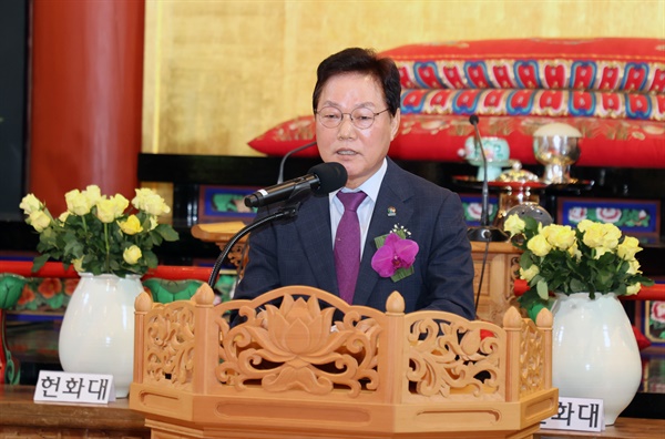 박완수 경남도지사가 27일 양산 통도사에서 열린 부처님오신날 봉축법요식에 참석했다.