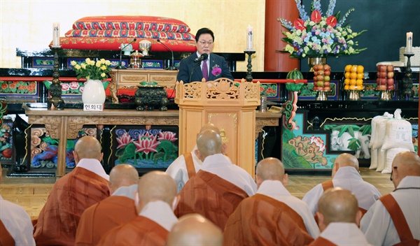 박완수 경남도지사가 27일 양산 통도사에서 열린 부처님오신날 봉축법요식에 참석했다.